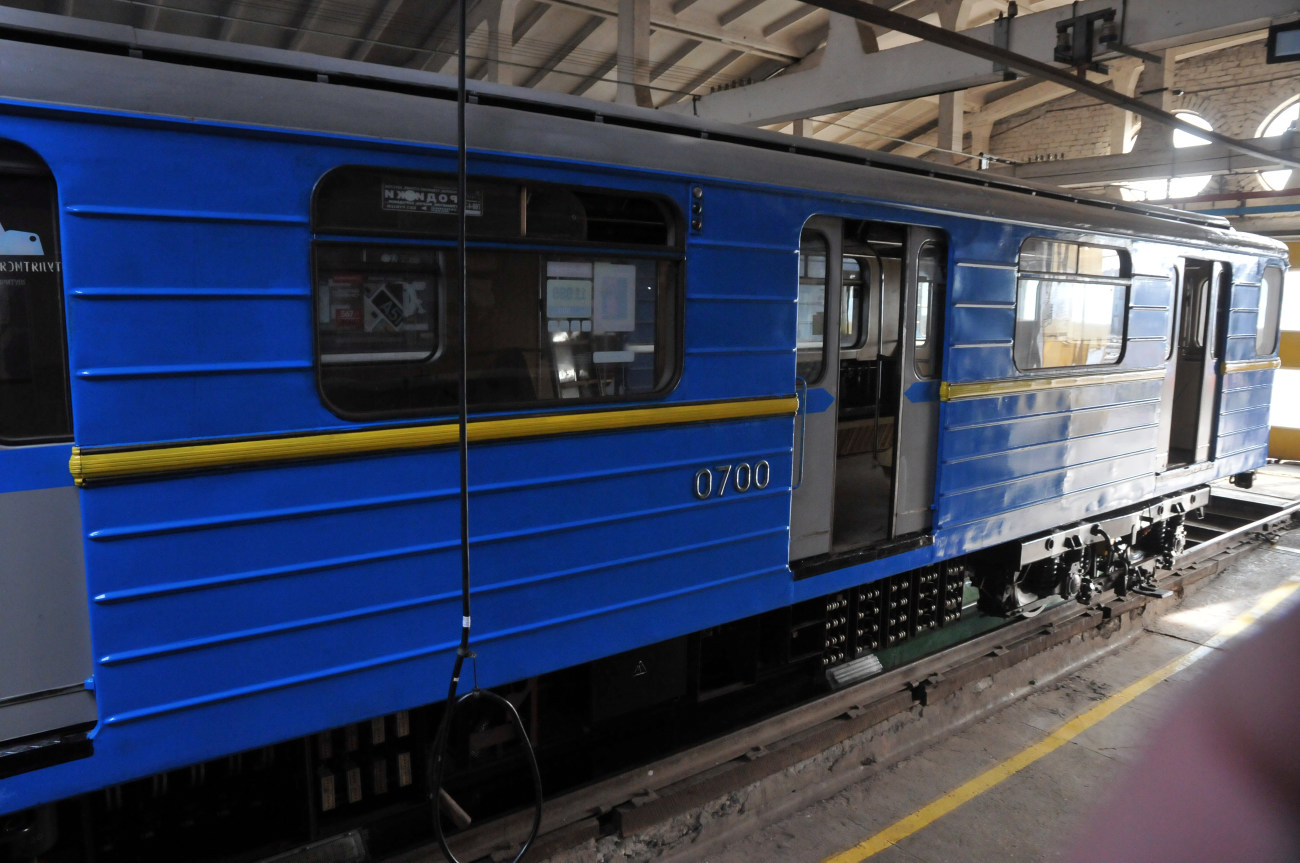 В вагонах Харьковского метро проводят дезинфекцию