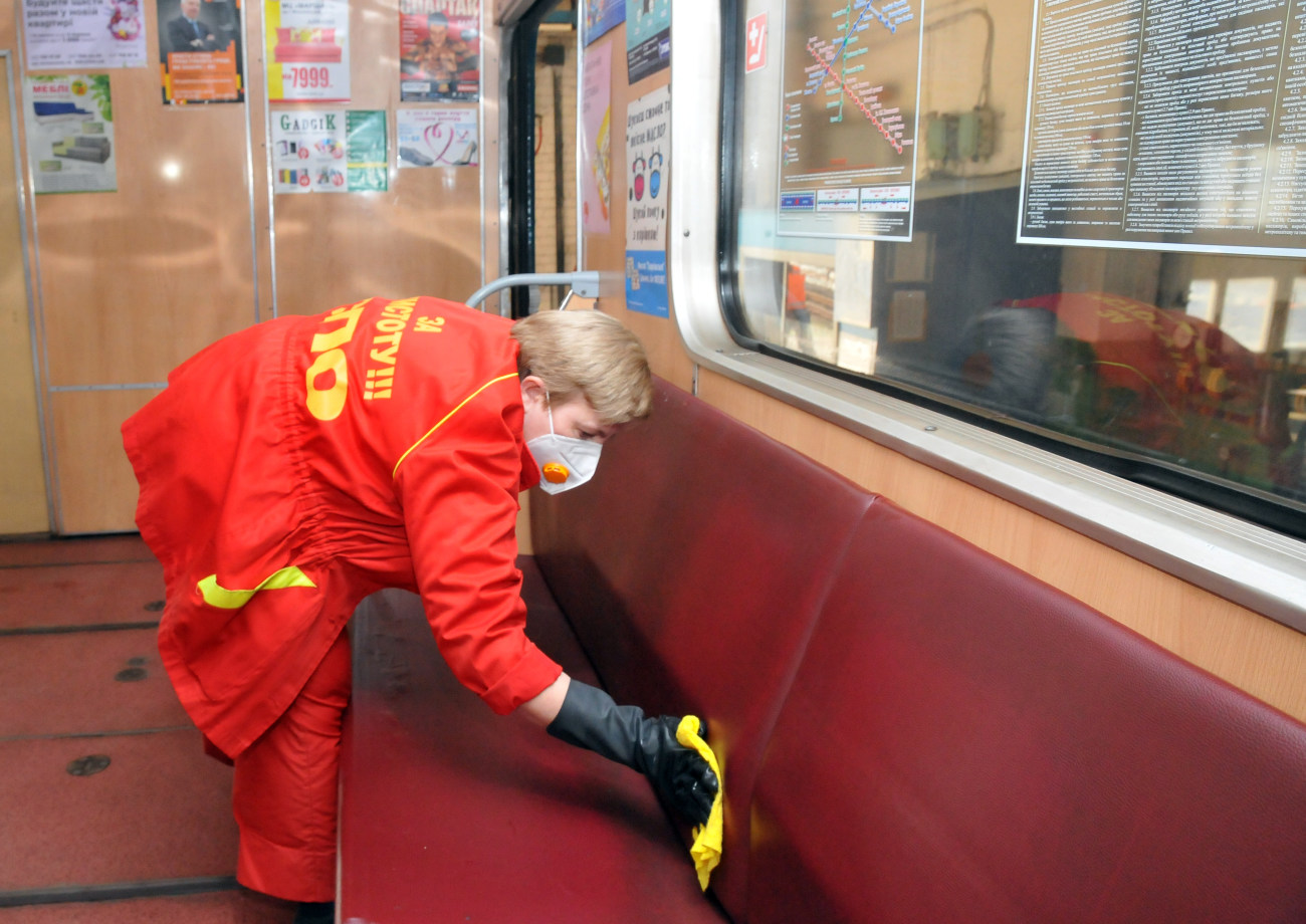 В вагонах Харьковского метро проводят дезинфекцию