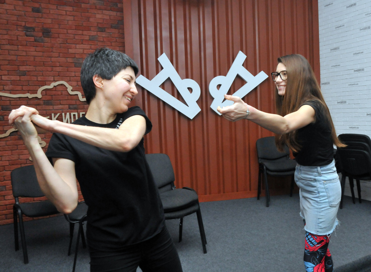 В Харькове девушек учили приемам самообороны, разработанной в Израиле для военных