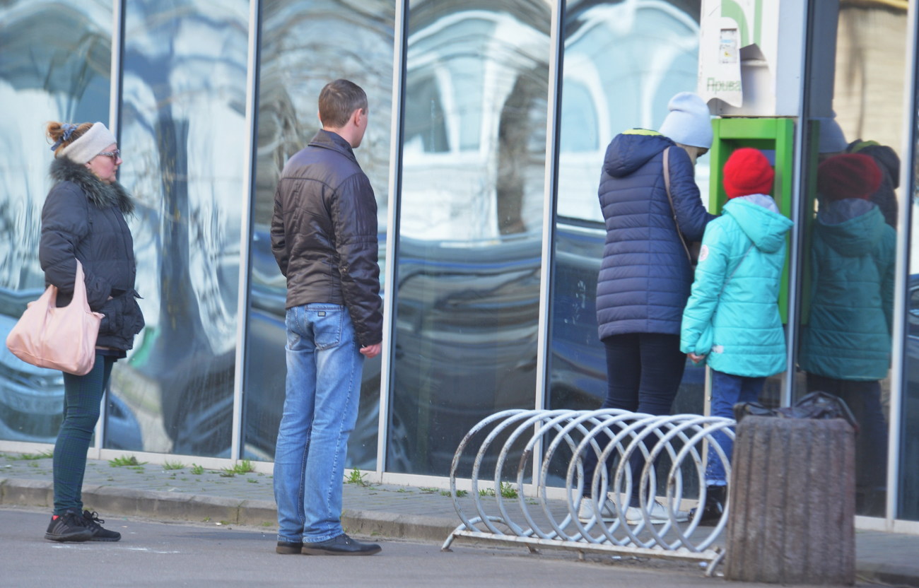 Карантин в Киеве: в магазины, аптеки, банки пускают по одному человеку