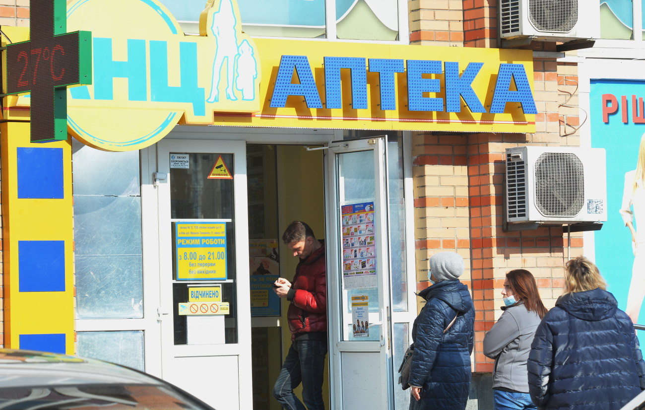 Карантин в Киеве: в магазины, аптеки, банки пускают по одному человеку