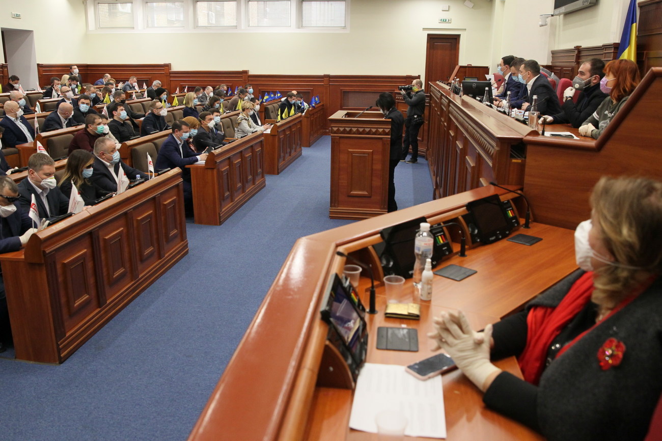 Депутаты в масках: Киевсовет решил дальше встречаться только в онлайн