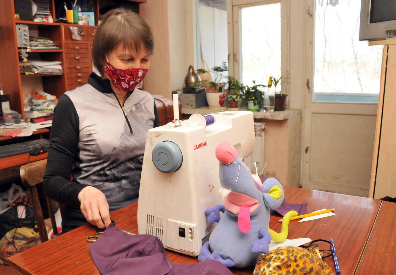 Хенд мейд против коронавируса: украинцы шьют маски сами