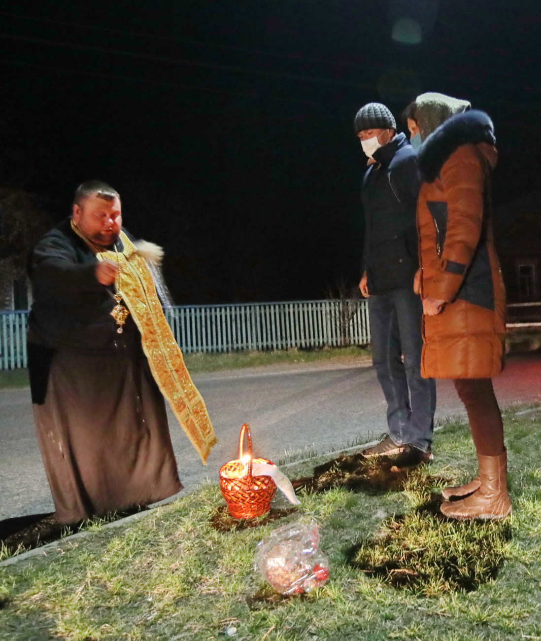 Пасха во время карантина: Священники святили паски на дому