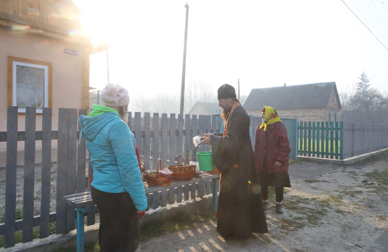 Пасха во время карантина: Священники святили паски на дому