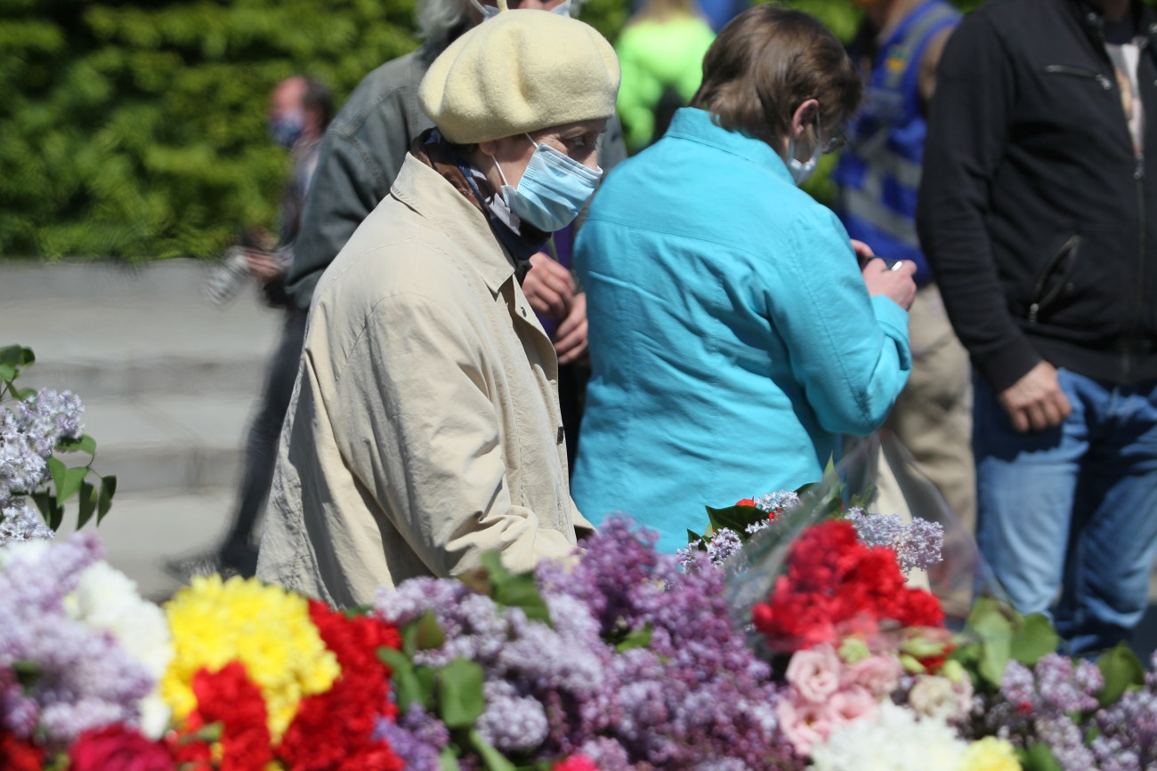 День Победы: Карантин не помешал киевлянам почтить память погибших в ВОВ