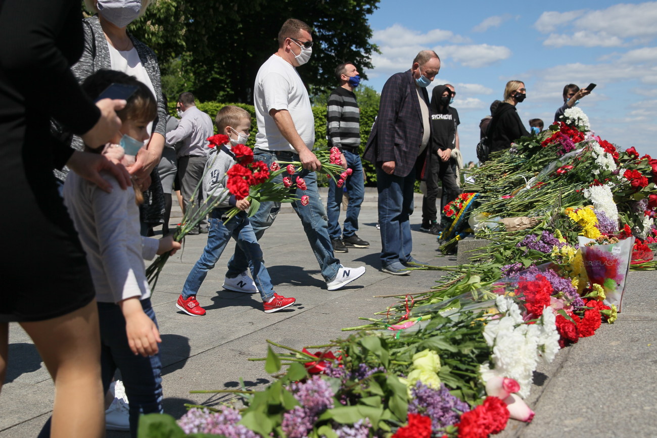 День Победы: Карантин не помешал киевлянам почтить память погибших в ВОВ