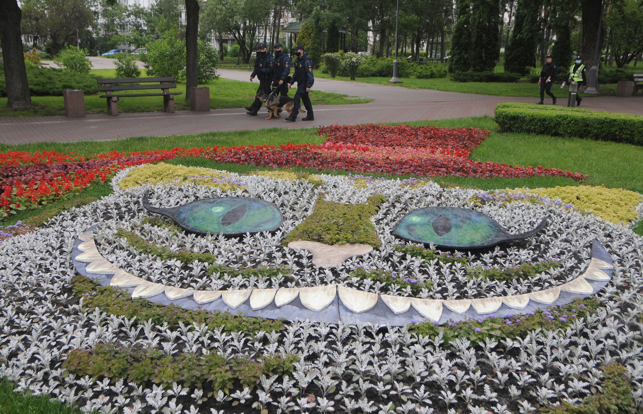 В Киеве появилась новая «Алиса в стране чудес»: Ко Дню города открылась выставка цветов