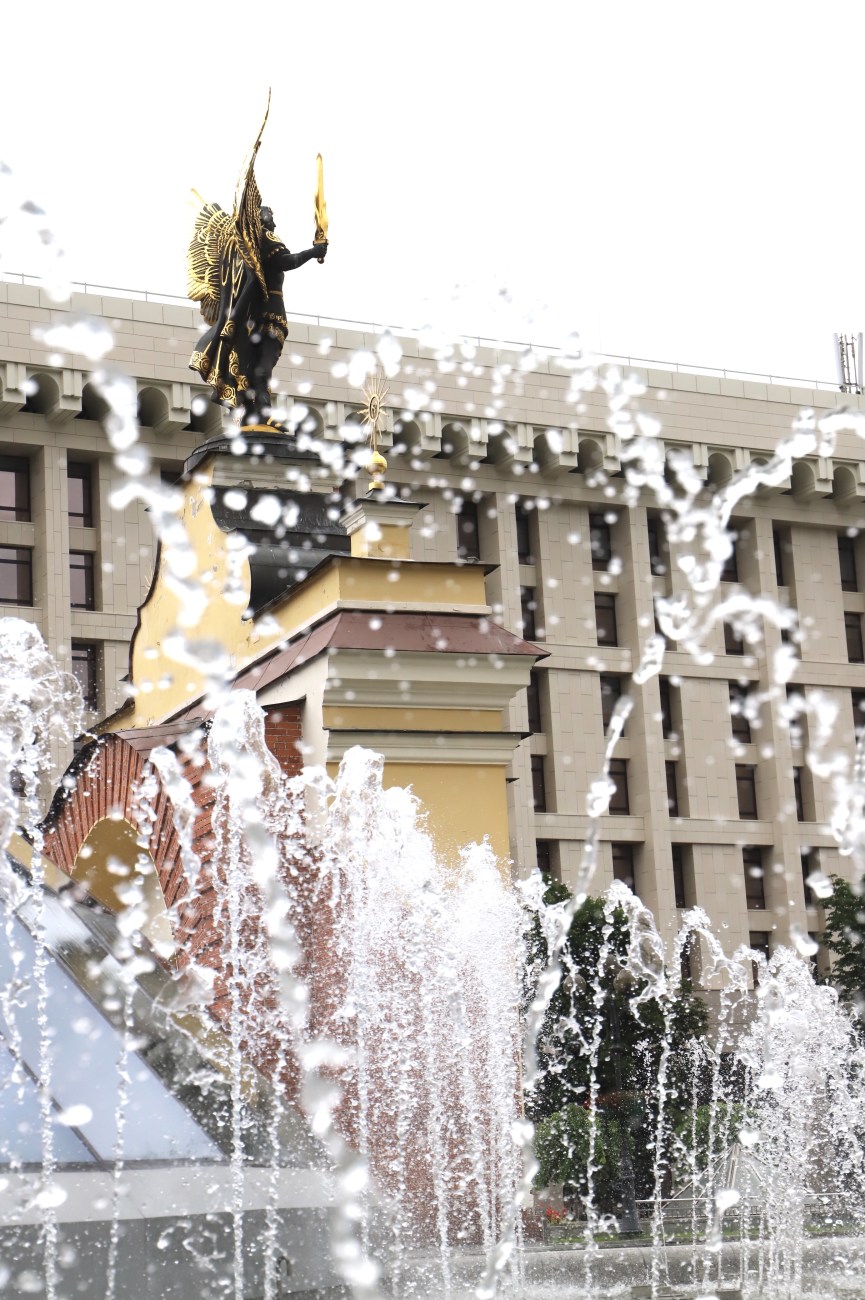 На Майдане Незалежности запустили фонтаны