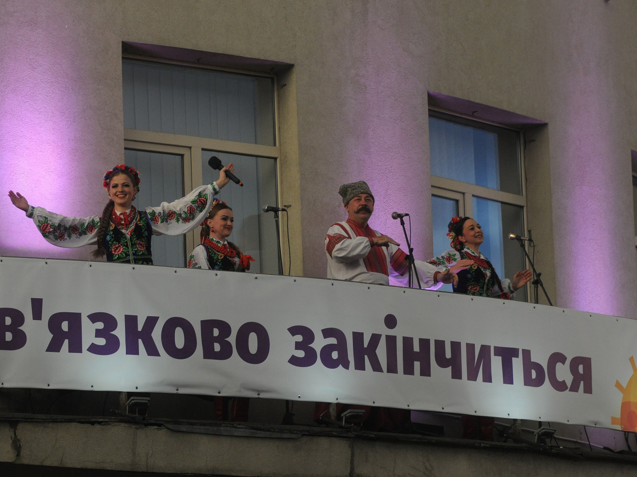 Солисты Киевской оперы на балконе театра устроили концерт в честь Дня Киева
