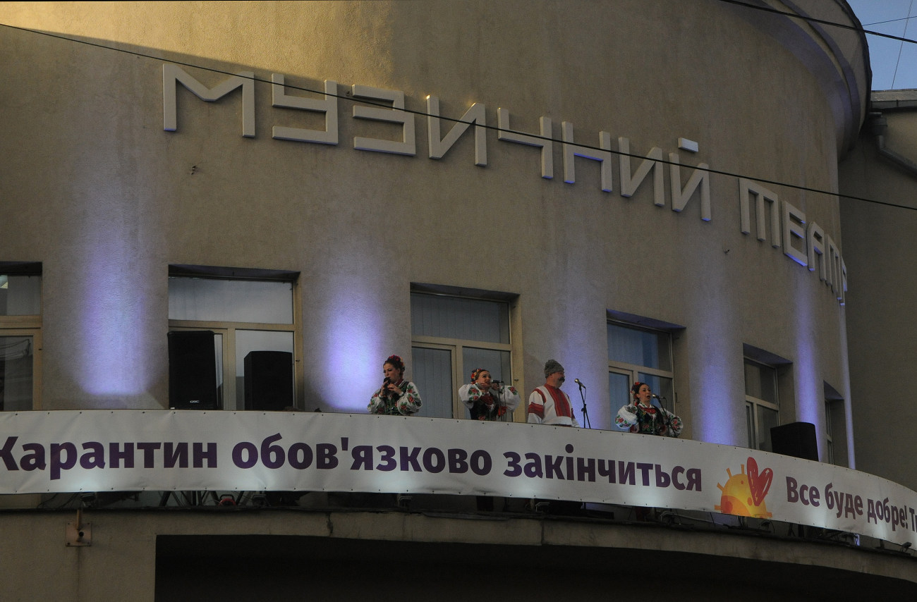 Солисты Киевской оперы на балконе театра устроили концерт в честь Дня Киева