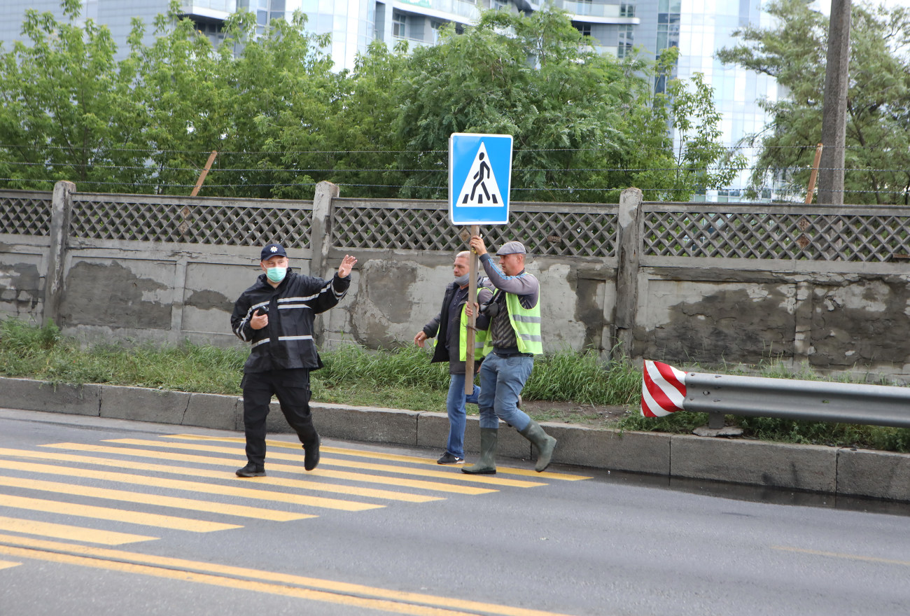 В Киеве пострадавшие из-за недостроек перекрыли мост Метро