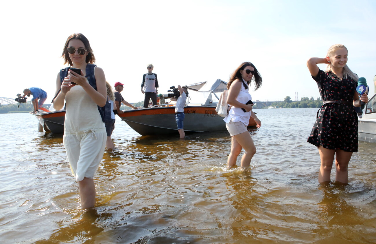 В самом центре столицы прямо посредине Днепра, можно стоять по колено в воде
