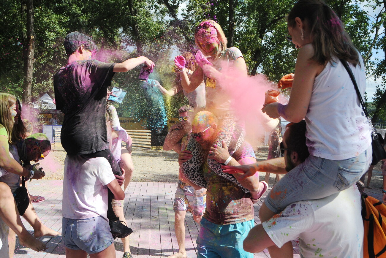 В Киеве состоялся фестиваль красок Холи