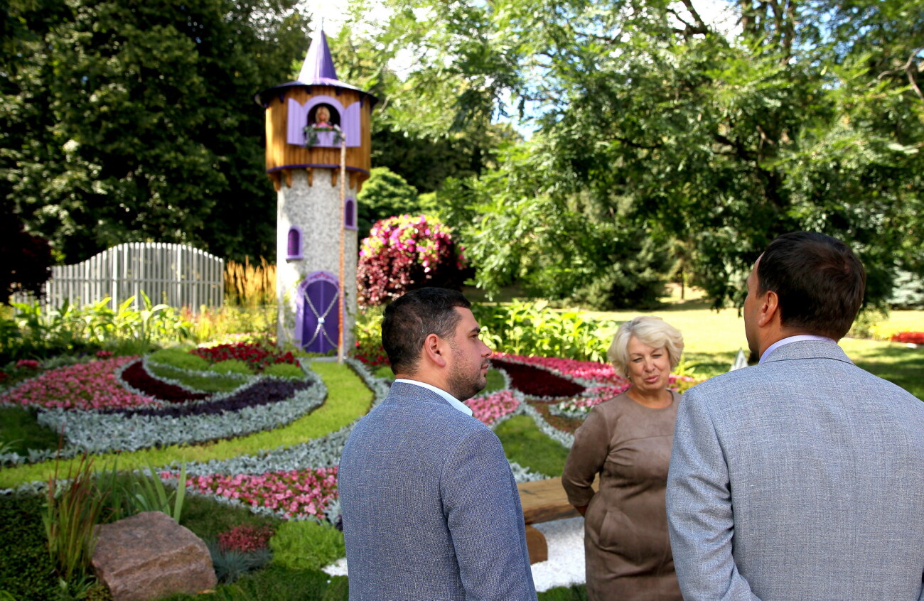 Белоснежка, гномы и Рапунцель: На Певческом поле в Киеве открыли выставку цветов «Мульт-ленд»