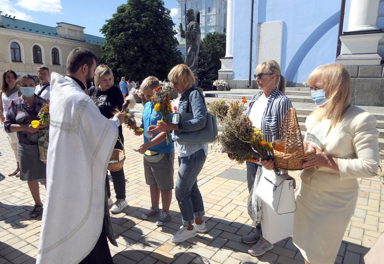 Несмотря на карантин, киевляне празднуют Медовый спас