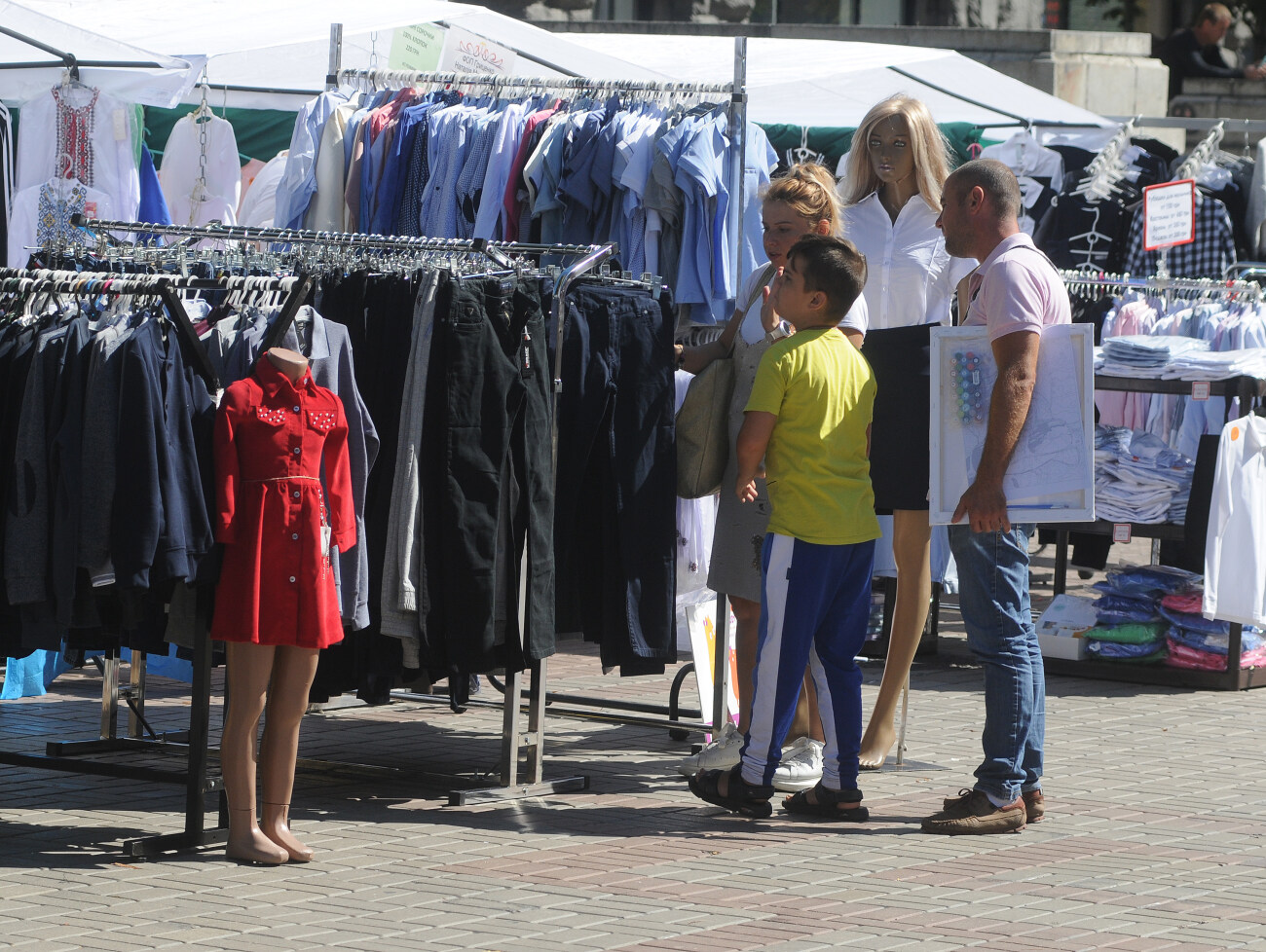 На Крещатике в Киеве проходит ежегодная школьная ярмарка