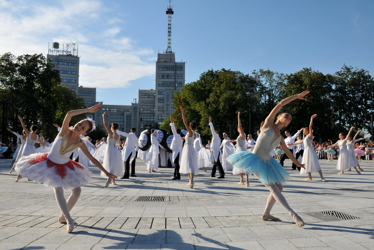 В Харькове открыли самый крупный в Украине «сухой» круглый фонтан