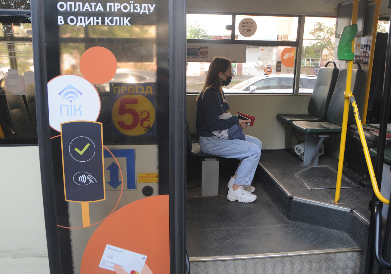 В киевских маршрутках начали устанавливать валидаторы для бесконтактной оплаты