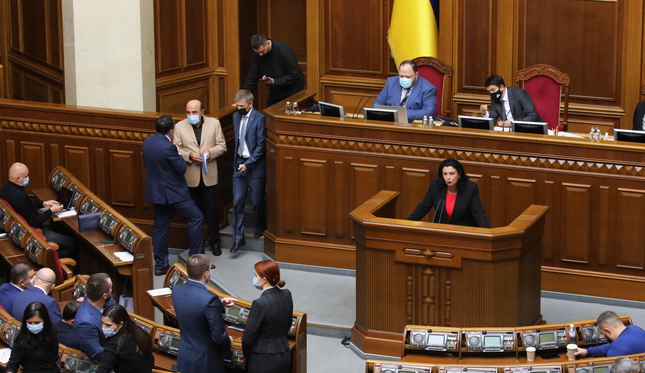 Народные депутаты изменили повестку дня четвертой сессии