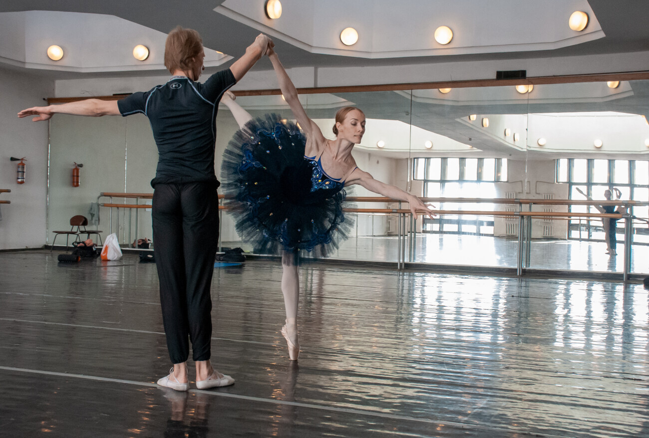 Легендарная балерина Светлана Колыванова отмечает юбилей: театр показал закулисье легенды