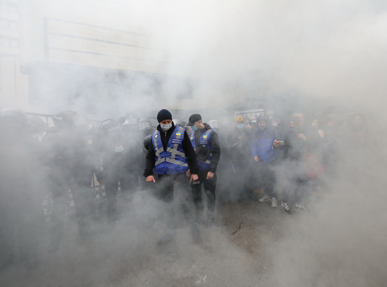 Дымовые шашки и файера: Под стенами КСУ состоялся митинг