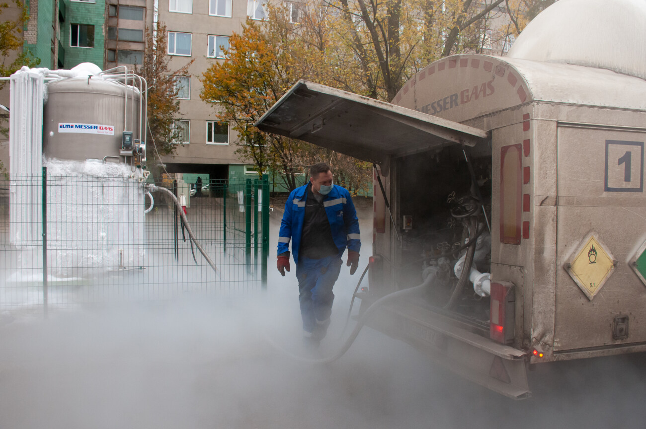 В харьковской больнице установили самую большую в Украине кислородную цистерну
