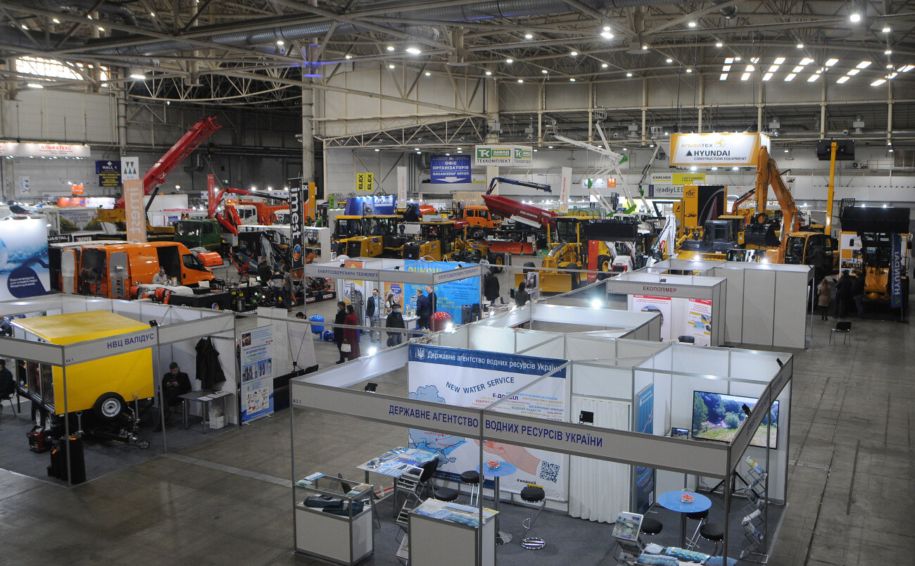 В Киеве проходит международная выставка коммунальной техники