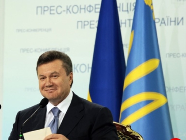 Янукович звільнив Слауту та Сівковича