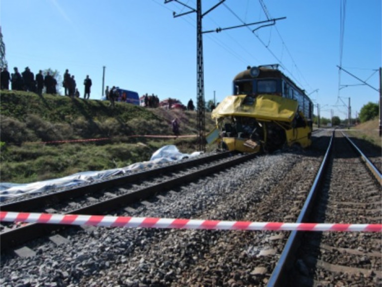 Автомобільний та залізничний рух на місці масштабної ДТП на Дніпропетровщині відновили лише вчора ввечері