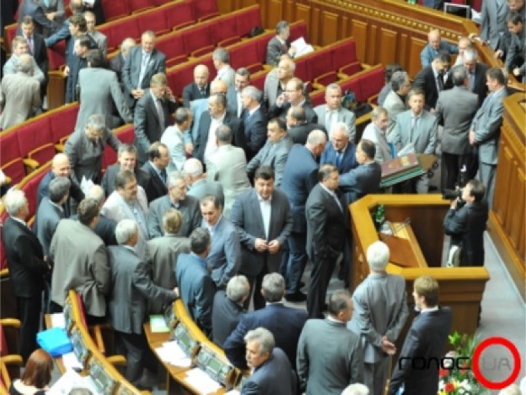 БЮТ заблокував ложу президії парламенту