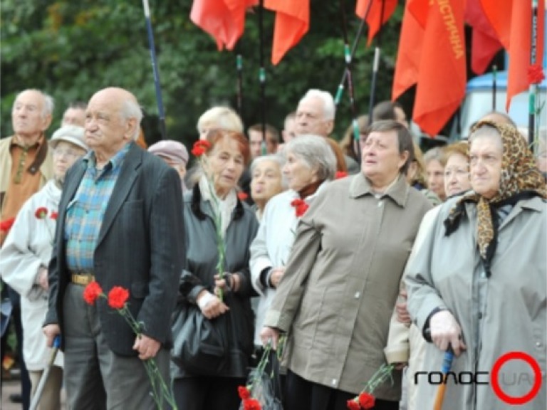 Учасники мітингу під прапорами КПУ вимагають від влади знищити корупцію