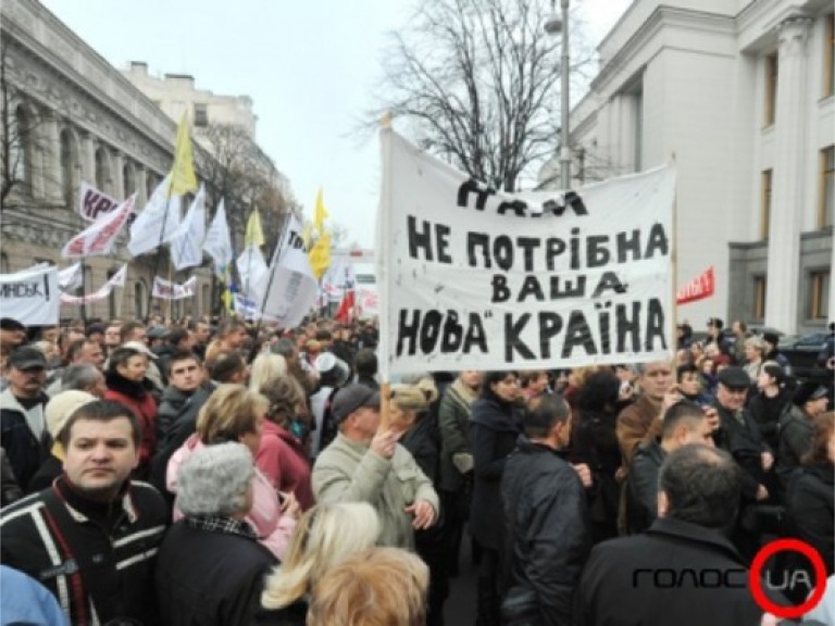 Кількість учасників протесту під Верховною Радою збільшується: тепер їх близько 30 тисяч