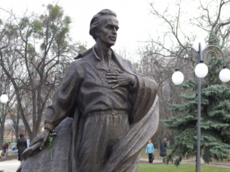 У Черкасах нарешті відкрили пам’ятник Василю Симоненку
