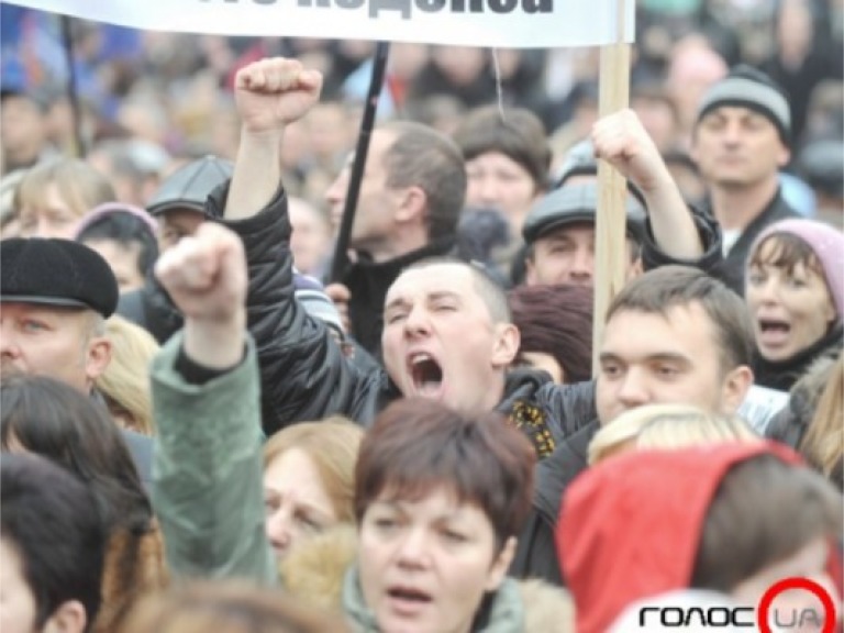 Від розгону мітингувальників захистили депутати