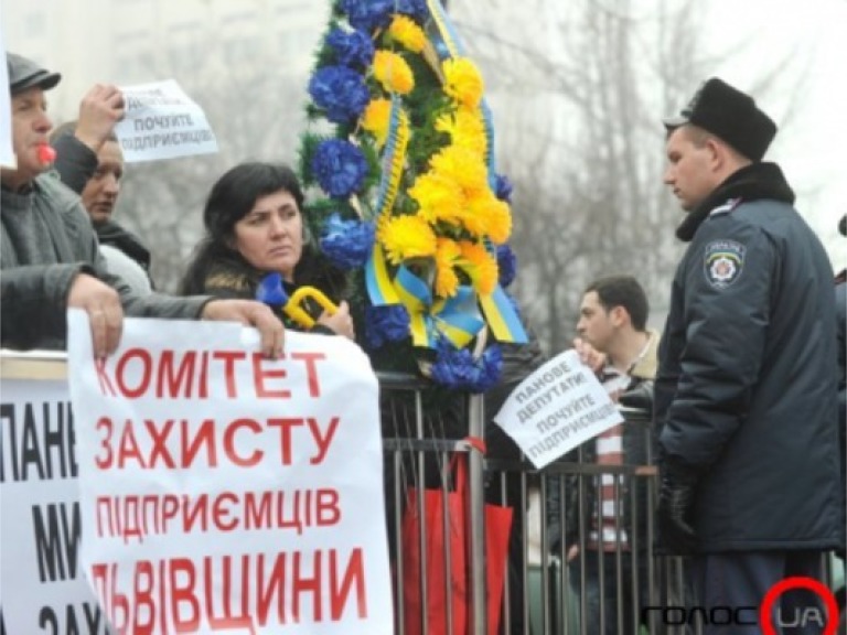 Міліція ще не почала розганяти противників Податкового кодексу на Майдані