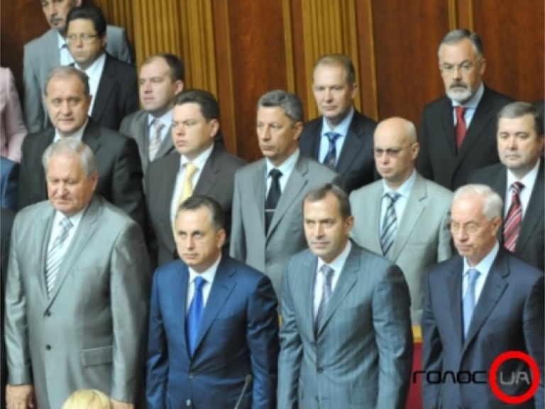 Регіонали хочуть, щоб Азаров виступив у парламенті
