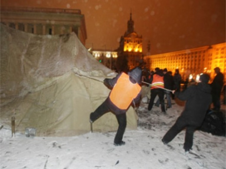 Під час демонтажу наметового містечка на Майдані затримано шість протестувальників, троє досі в міліції — представник координаційної ради