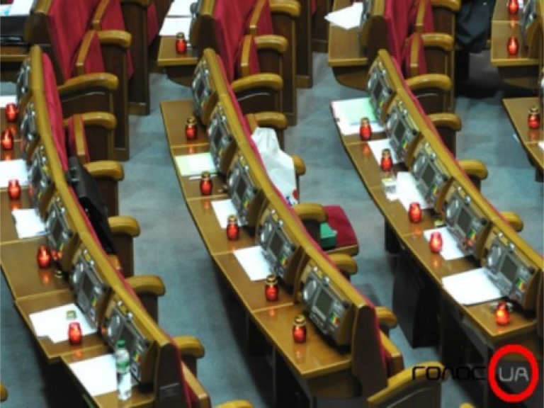 Фракція БЮТ-Батьківщина влаштувала “поховання” в парламенті