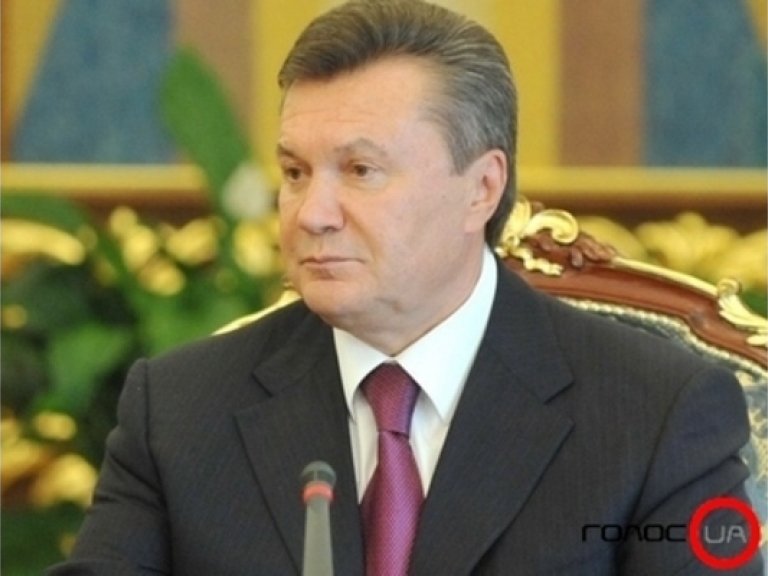 Янукович поздравил защитников отечества с праздником