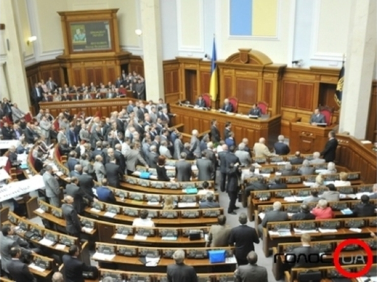 БЮТ заблокировал трибуну Верховной Рады