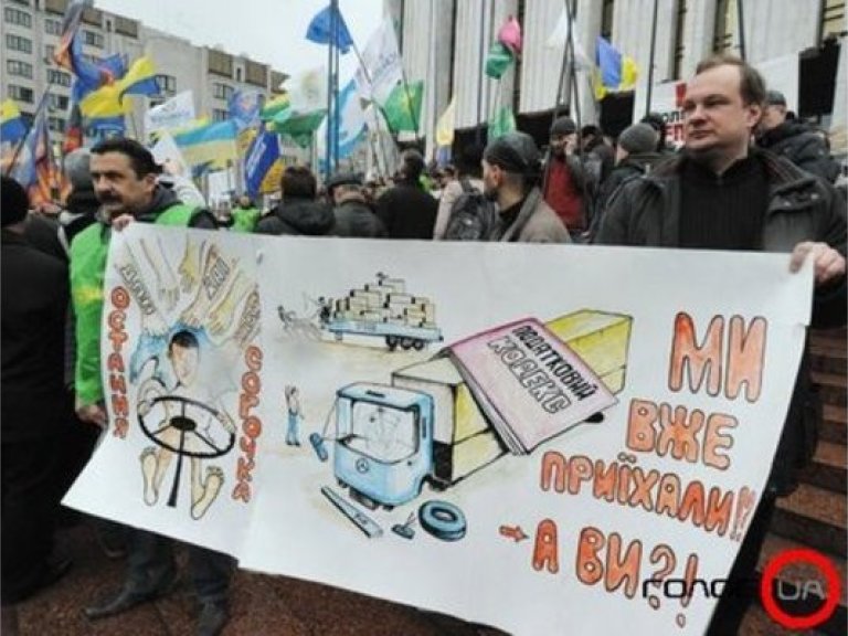 «Автомайдан» требует принятия альтернативной «упрощенки»