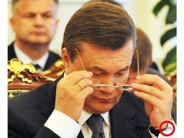Янукович внес законопроект, запрещающий госслужащим быть членами партий