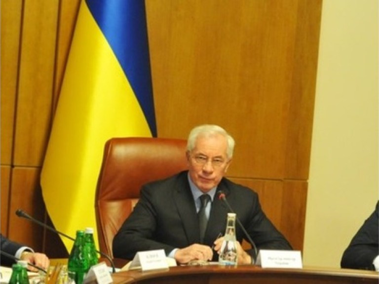 Азаров пообещал украинцам справиться с «нестандартными» проблемами