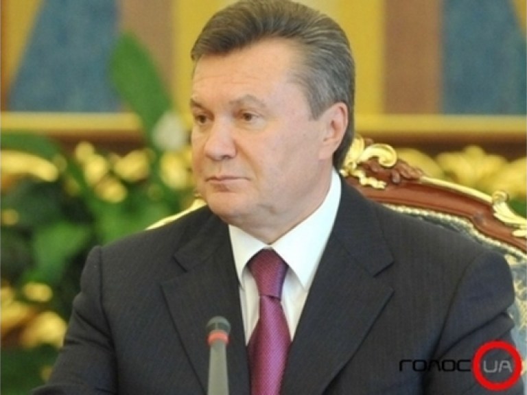 Янукович почтит память летчика Берегового и посадит деревья в Донецкой области