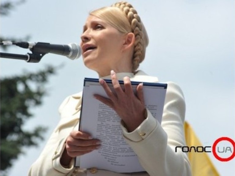 Тимошенко подала жалобу на следователя, который не дает ей в защиту Власенко