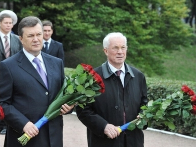 Первые лица страны возложили цветы к мемориалу победы
