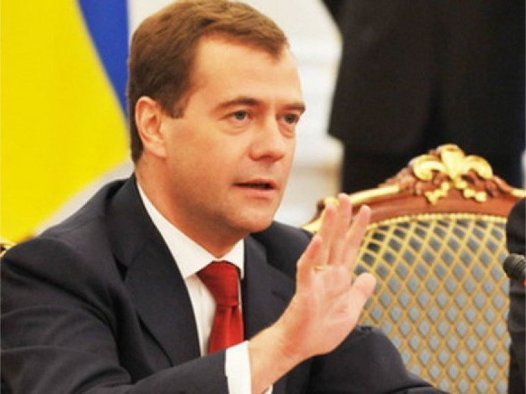 Медведеву противно смотреть на &#171;возрождение фашизма в Украине&#187;