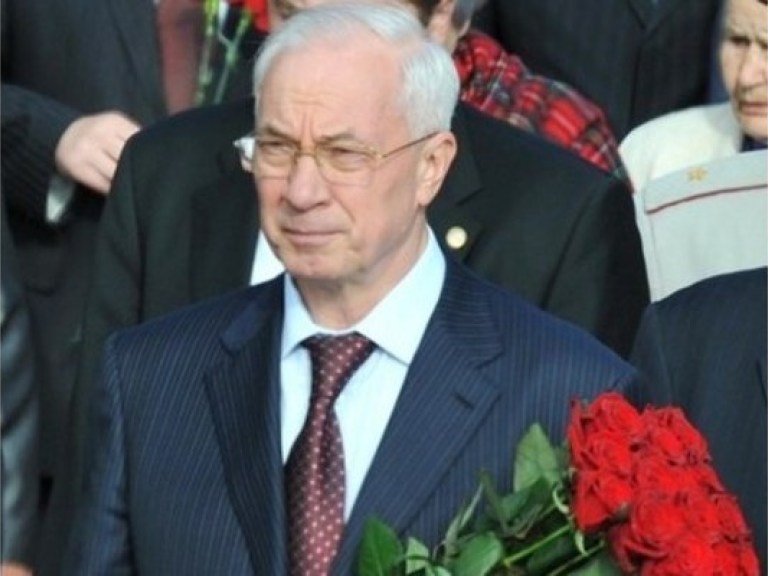 Азаров и члены правительства возложили цветы к памятнику жертвам политических репрессий