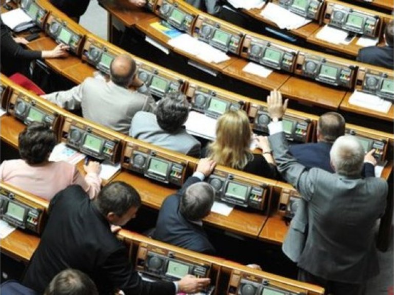 Вместо повышения зарплат бюджетникам парламент заслушает, что думает об этом Тигипко